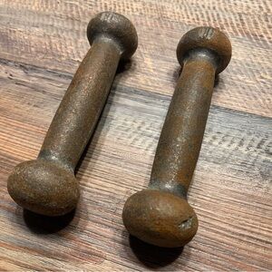Cast Iron Round Bun Head Dumbbell Set - 1 Pound each